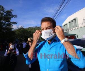 Salvador Nasralla llegó antes de las 8:00 de la mañana a ejercer el sufragio. Foto: Johny Magallanes/EL HERALDO