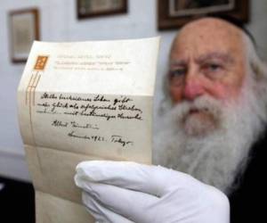 En la carta vendida el martes, fechada en 1954 y escrita en alemán al filósofo judío alemán Eric Gutkind, refuta cualquier creencia religiosa. Foto: Agencia AFP