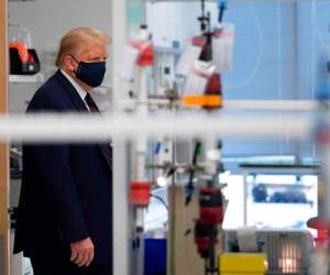 El presidente de los Estados Unidos, Donald Trump, usa una máscara mientras recorre un laboratorio donde fabrican componentes para una posible vacuna en el Bioprocess Innovation Center en Fujifilm Diosynth Biotechnologies en Morrisville, Carolina del Norte. Foto: AFP