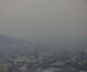 La densa capa de humo ha mantenido en tinieblas la capital hondureña.