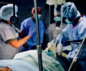 La iniciativa, aprobada por seis votos a favor y tres en contra, impedirá que los médicos practiquen cirugías de cambio de género o prescriban bloqueadores de pubertad.