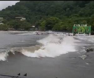 Las calmadas aguas de Roatán se vieron afectadas con el fenómeno. Las autoridades aseguran que el oleaje llegaría a ser de 6 a 9 pies de altos.