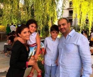 Esta foto del 19 de agosto del 2019 proveída por Soha Saade, muestra a Soha y su esposo Jihad con sus hijos Gemma y Karl en Mihiara, en el norte de Líbano. Jihad murió en los brazos de su esposa cuando ambos se quedaban con su hija de seis años en un hospital en una poderosa explosión que devastó Beirut el martes, 4 de agosto del 2020. (Soha Saade vía AP)