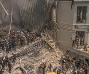 Una oleada de bombardeos rusos en Ucrania dejó este lunes al menos 36 muertos en varios puntos del país y alcanzó dos hospitales, uno de ellos para niños, provocando condenas internacionales antes de una cumbre de la OTAN.