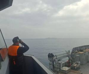 Mientras un pescador de 39 años fue hallado con vida tras casi 20 horas en el mar, un adolescente de 16 años continúa desaparecido.