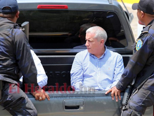 Mario Zelaya, exdirector del Instituto Hondureño de Seguridad Social (IHSS), mientras era trasladado en un vehículo a los juzgados. Foto: EL HERALDO.