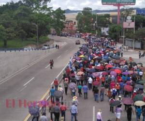 La protesta convocada por la Plataforma de médicos y maestros comenzó en el Instituto Central Vicente Cáceres de la capital. Foto: Johny Magallanes/ EL HERALDO