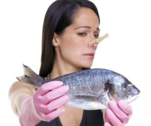 Comer pescado es sumamente saludable porque contiene una gran cantidad de propiedades, lo malo es que queda un olor desagradable en toda la casa. Foto desdelaplaza