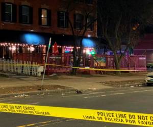 En esta foto provista por Channel 3 Eyewitness News (WFSB-TV), ver el club nocturno Majestic Lounge donde había habido una balacera, en Hartford, Connecticut, el sábado 16 de febrero de 2020. (Ayah Galal, Channel 3 Eyewitness News ( WFSB-TV) a través de AP)