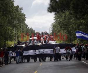 El domingo una voluntaria que asistía a los migrantes estimó que habría unos 1,600 tratando de cruzar, pero el lunes Maldonado calculó alrededor de 2,000. Los medios locales consideraron que cientos más podrían unirse. (AP)