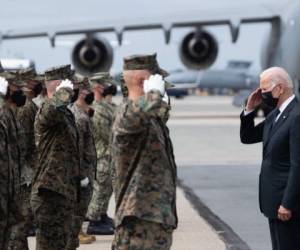 Joe Biden se preparó el domingo en una base militar estadounidense para recibir los restos de los 13 militares estadounidenses muertos en un ataque en Kabul, un ritual solemne que se produce en medio de feroces críticas a su manejo de la crisis de Afganistán. Foto: AFP