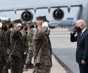 Joe Biden se preparó el domingo en una base militar estadounidense para recibir los restos de los 13 militares estadounidenses muertos en un ataque en Kabul, un ritual solemne que se produce en medio de feroces críticas a su manejo de la crisis de Afganistán. Foto: AFP