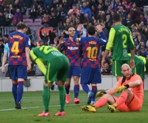 El delantero argentino del Barcelona, Lionel Messi celebra con el delantero danés del Barcelona, Martin Braithwaite. Foto AFP