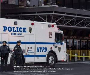 La policía indicó que la explosión ocurrió en un pasillo subterráneo ubicado en la calle 42, entre la 7va y 8va avenida a las 7:30 horas. La explosión llenó el pasillo, atestado de multitudes de pasajeros el lunes por la mañana, con humo. Foto: Cortesía @NYCMayorsOffice.