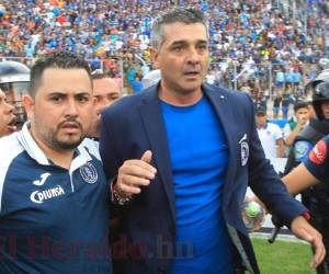 Diego Vazquez protagonizó un incidente antes de comenzar el partido. El DT de Motagua hasta recibió golpes en el rostro de parte de la seguridad del Estadio Nacional, todo por pelearse con los guardias porque no dejaron ingresar a sus hijos al área técnica. (Fotos: EL HERALDO)