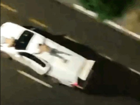 Una persona fue amarrada al techo de uno de los vehículos.