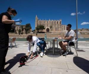Los españoles volvieron a las terrazas al aire libre en cafés y bares, ya que alrededor de la mitad del país pasó a la siguiente fase de una salida gradual de uno de los bloqueos más estrictos de Europa. Foto: Agencia AFP.
