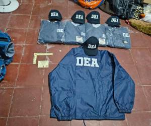 El Ministerio Público ejecutó este miércoles 17 allanamientos de morada y tres inspecciones en San Pedro Sula, en el departamento de Cortés, en contra de varios miembros de un grupo crimina dedicados al tráfico de dorgas y armas. En uno de los hallazgos se encontró indumentaria falsa de la Administración para el Control de Drogas (DEA).