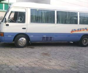 El vehículo tenía varios orificios en la ventana del lado del conductor producto de los disparos. Foto: Cortesía