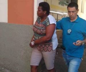 Momento en que arrestan a Claudete Maria Rosa da Silva. Foto de Cintia Cruz tomada de Jornal O Globo