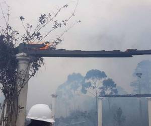 Las llamas ya alcanzaron los alrededores de una urbanización y un cementerio en El Hatillo. (Foto: Copeco)