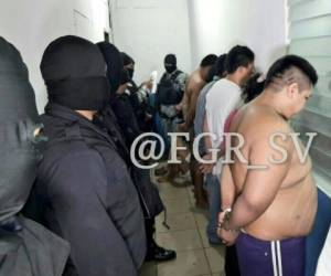 La Fiscalía General de la República (FGR) de El Salvador libró este martes 114 órdenes de captura en contra de miembros de la pandilla 18. Foto: Cortesía FGR/SV