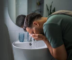 Cambiar la toalla de rostro cada tres o cuatro días evita la acumulación de bacterias que pueden agravar el acné en la piel masculina.