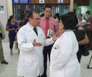 El doctor Dennis Chirinos ante la prensa en el Hospital Escuela Universitario (Fotos: Ricardo Sánchez/ EL HERALDO Honduras)