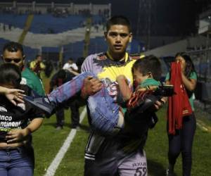 Niños y adultos se quedaron atrapados en medio de los disturbios protagonizados por las barras en el Estadio Morazán. Fotos Grupo OPSA