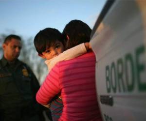 Un total de 4,624 niños hondureños fueron detenidos en los primeros siete meses del año fiscal 2018 de Estados Unidos. Foto: Agencia AFP