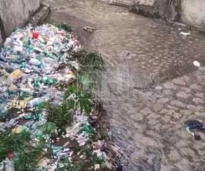 Durante la Semana Morazánica las lluvias se han hecho presentes en la capital y los pobladores de la colonia 3 de Mayo de Comayagüela temen por inundaciones ante los acumulados de basura en la quebrada El Sapo. Más detalles a continuación.