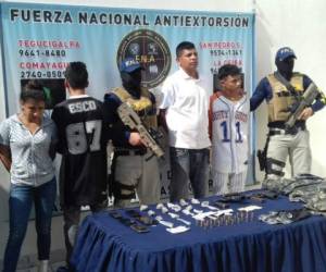 Cuatro jóvenes fueron detenidos en la capital por el delito de asociación ilícita y almacenamiento de armas.