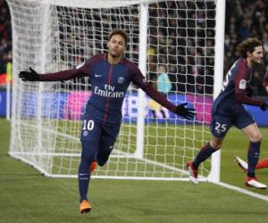 El delantero brasileño del París Saint-Germain, Neymar Jr. celebra después de que el defensa portugués de Marsella, Rolando, anotara un gol en propia meta. Foto AFP