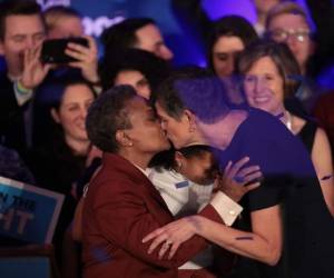 Lori Lightfoot besa a su esposa, Amy Eshleman, tras la confirmación de su triunfo en Chicago. Foto AFP