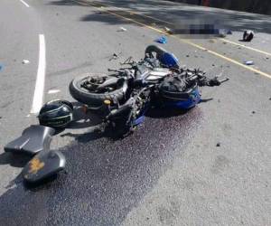 El cuerpo del motociclista quedó tendido en el pavimento luego del fatal choque contra una camioneta.