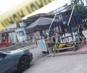 Franklin Valladares estaba en su carrito de hot dogs a la espera de clientes, hasta que fue sorprendido a balazos. Foto David Romero.
