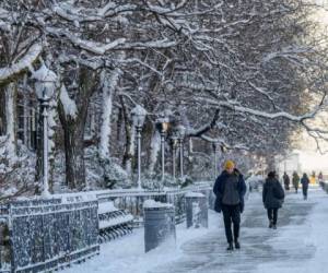 La gente camina por la nieve durante la primera tormenta de nieve de la temporada el 7 de enero de 2022 en la ciudad de Nueva York. Foto: AFP