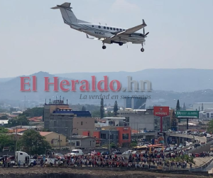 Al menos un centenar de personas se apostó a inmediaciones del aeropuerto Toncontín.