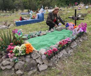Las autoridades municipales y comerciantes esperan alta afluencia de personas que honrarán a sus difuntos este fin de semana.