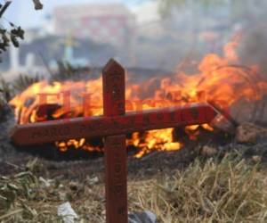 Las llamas se propagaron rápidamente entre la maleza seca. Foto Alex Pérez| EL HERALDO