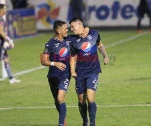 Roberto Moreira y Marcelo Estigarribia celebran un gol en el duelo de la noche del lunes ante Vida. Foto: EL HERALDO.