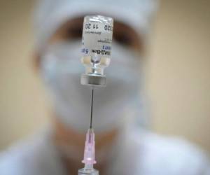 La jefa de científicos de la de la Organización Mundial de la Salud (OMS), Soumya Swaminathan, advirtió que llevaría tiempo producir y administrar suficientes dosis de vacunas para detener la propagación del virus. Foto: AFP
