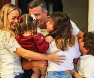 Leopoldo López publicó la primera foto con su familia en España.