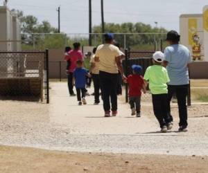 Los llamados coyotes desplazaron al menor y a su abuela por México pero al llegar a Coahuila, ya en la frontera con Estados Unidos, los abandonaron. FOTO: AP