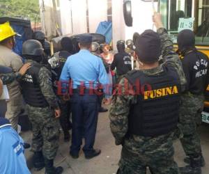 Los miembros de Fusina y la Policía Nacional fueron los encargados de resguardar los buses.