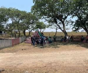 El personal se encuentra afuera del recinto a la espera de respuestas.