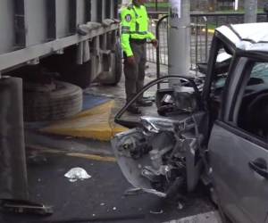 El vehículo quedó totalmente destruido en medio de la calle.