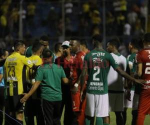 Los enfrentamientos entre hinchas previo al clásico sampedrano y la salida del Marathón de la cancha antes de concluir el encuentro opacaron la jornada.