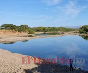 Las autoridades municipales de San Lorenzo construyeron una borda para almacenar agua en el río Nacaome.