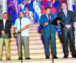 Los liquidadores Roberto Pineda; Felipe Morales; el ministro de la Presidencia, Reinaldo Sánchez, y el también liquidador Emilio Hernández Hércules durante la comparecencia ante los medios.